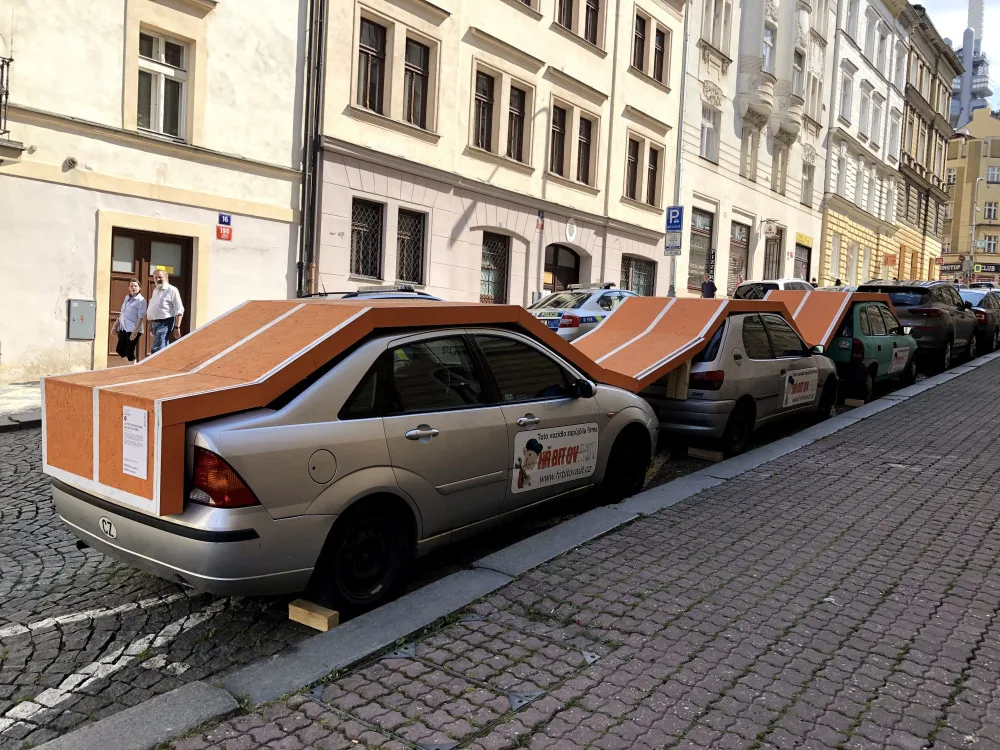 Na Žižkově lidé běhají po autech. Žádný vandalismus, jen umělecký festival