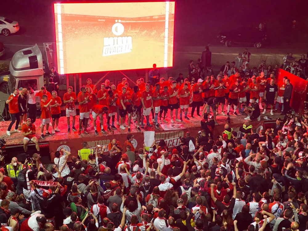 FOTO: Hotovo dvacet! Slávisté slavili zisk dvacátého titulu kvůli koronaviru před stadionem