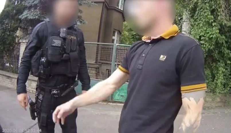 VIDEO: Policisté zastavili zfetovaného muže bez řidičáku v kradeném autě, kde měl drogy a zbraně