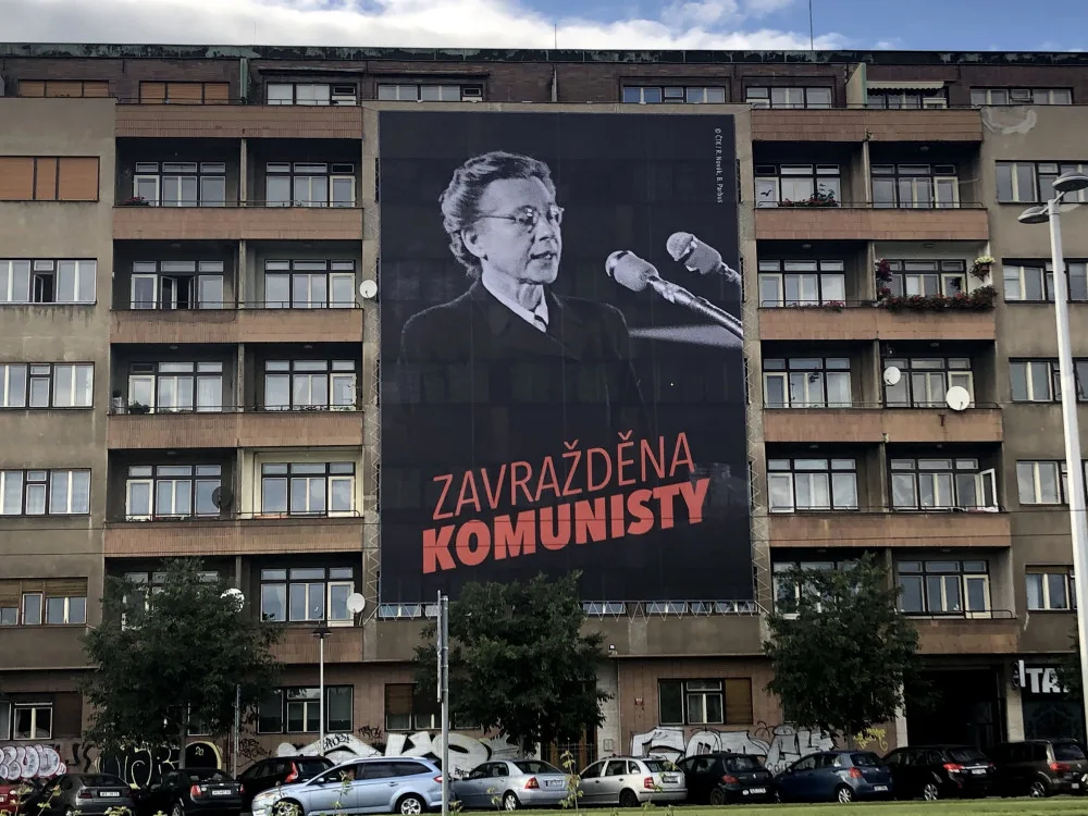 „Zavražděna komunisty.“ V Praze visí velkoplošné vizuály s Miladou Horákovou