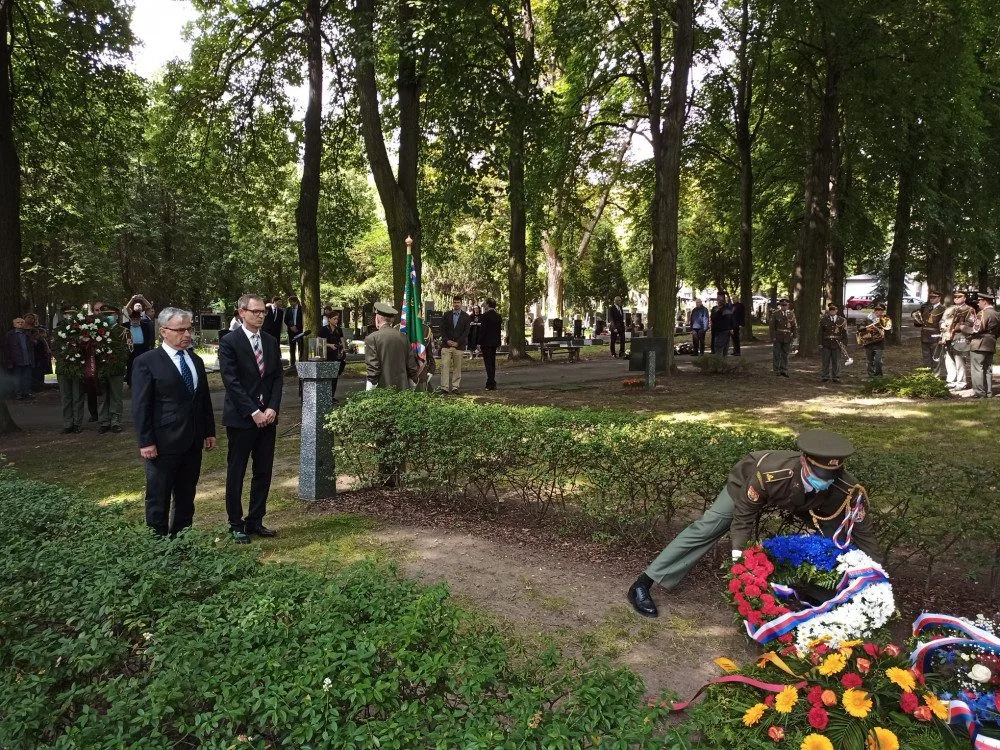 Bývalí političtí vězni si na hřbitově v Ďáblicích připomněli oběti komunistického režimu