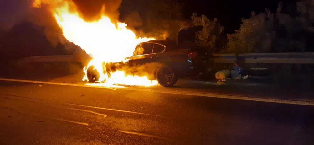 FOTO: Na Rozvadovské spojce hořelo auto kvůli technické závadě. Plameny ho zcela zničily