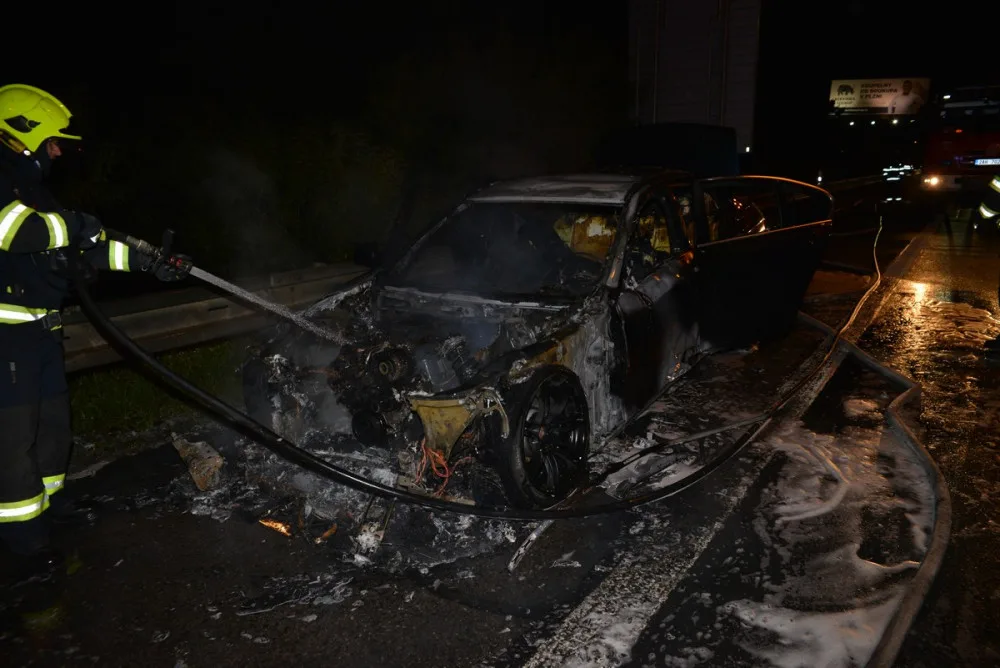 FOTO: Na Rozvadovské spojce hořelo auto kvůli technické závadě. Plameny ho zcela zničily