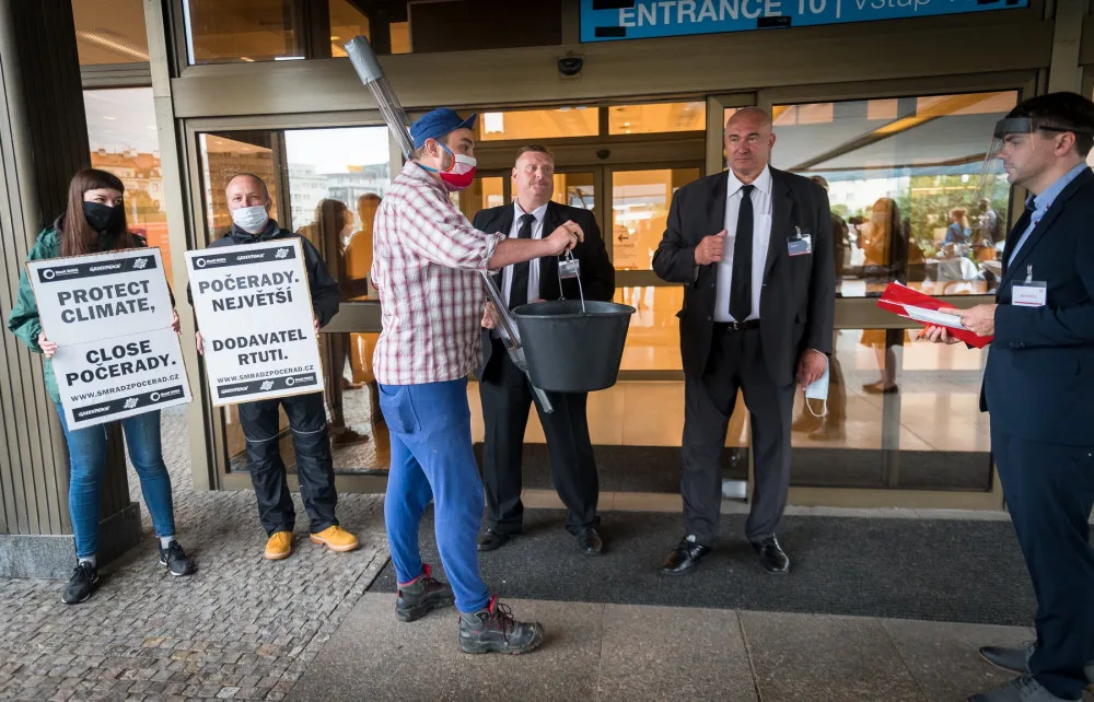 Demonstranti před valnou hromadou ČEZ uspořádali happening.