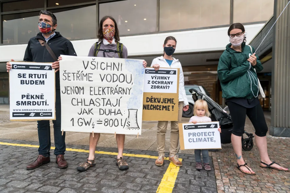 Demonstranti před valnou hromadou ČEZ uspořádali happening.
