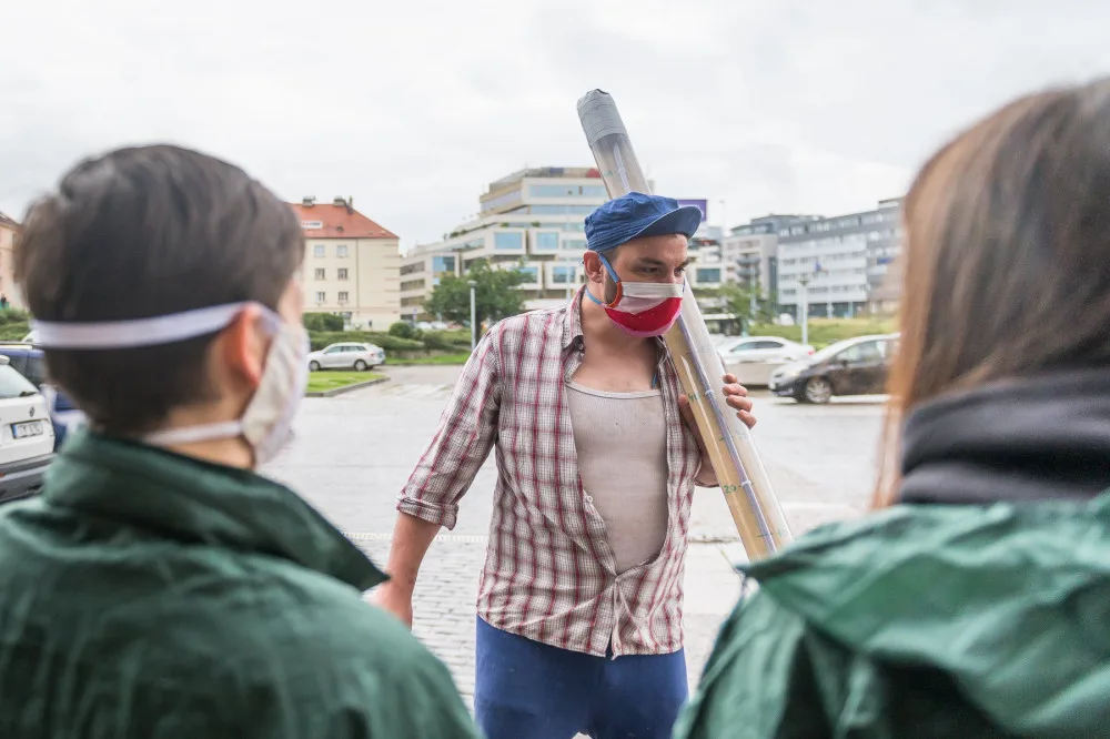Demonstranti před valnou hromadou ČEZ uspořádali happening.
