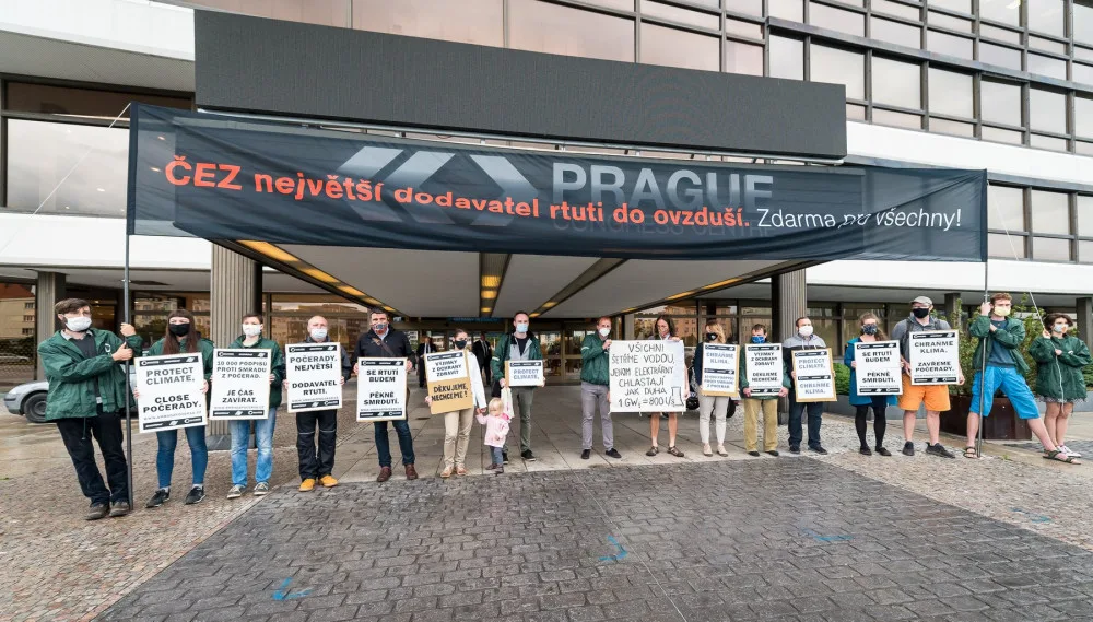 FOTO: Demonstranti před valnou hromadou ČEZ uspořádali happening