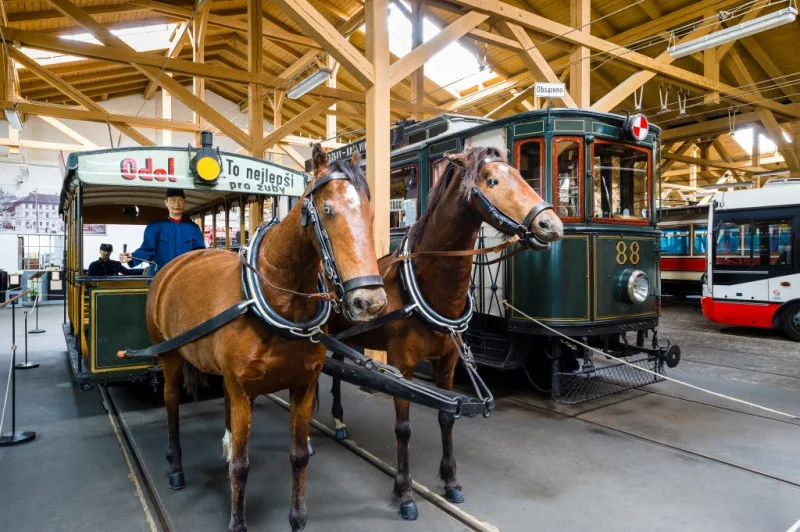 FOTO: Muzeum MHD nabízí jedinečný hudební zážitek. Poslechněte si vážnou hudbu mezi vozidly