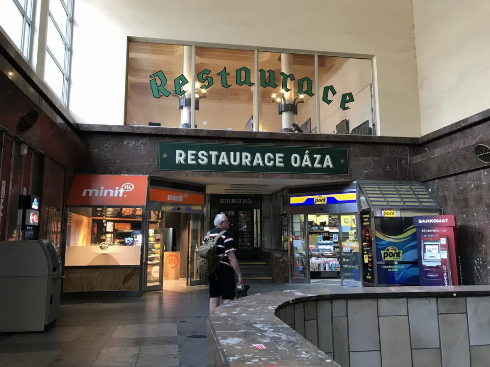FOTO: Legendární smíchovské nádražce Oáza končí smlouva. Nahradí ji food court