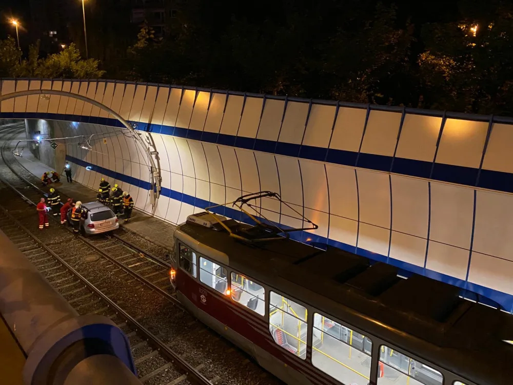 Tramvaje na Barrandov zastavil osobák na kolejích. Vyprostit ho museli hasiči.