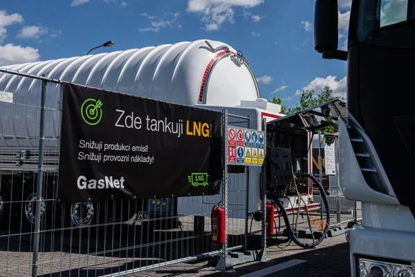 GasNet otevřel u Prahy první mobilní komerční LNG stanici v ČR.