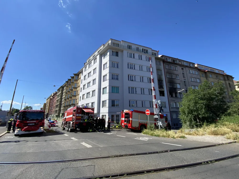 Lidé pomáhají po požáru v Holešovicích. Posílají materiál i finance