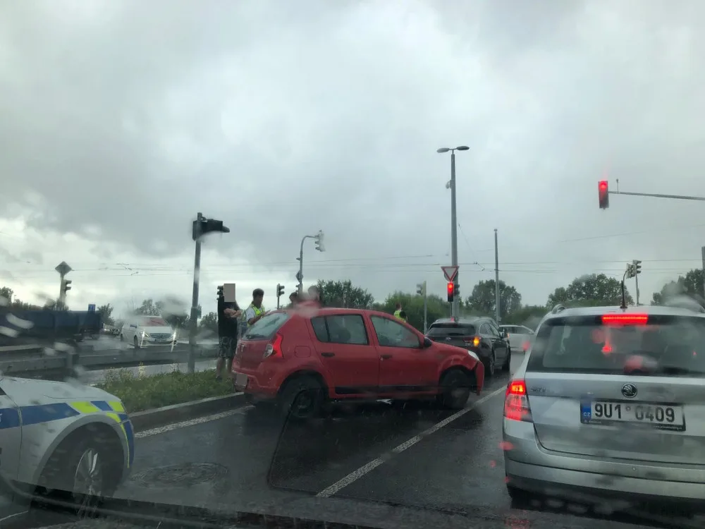 VIDEO: Řidič ujížděl policii, po pár metrech havaroval. V autě bylo 17 gramů pervitinu