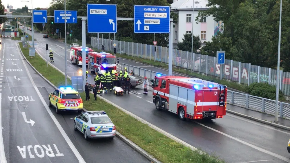FOTO, VIDEO: Nehoda přerušila provoz ve Strahovském tunelu. Řidič je zraněný