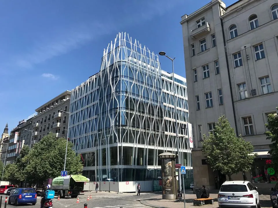 Prostory pro Primark na Václaváku jsou zkolaudovány. The Flow Building přitahuje pozornost kolemjdoucích.