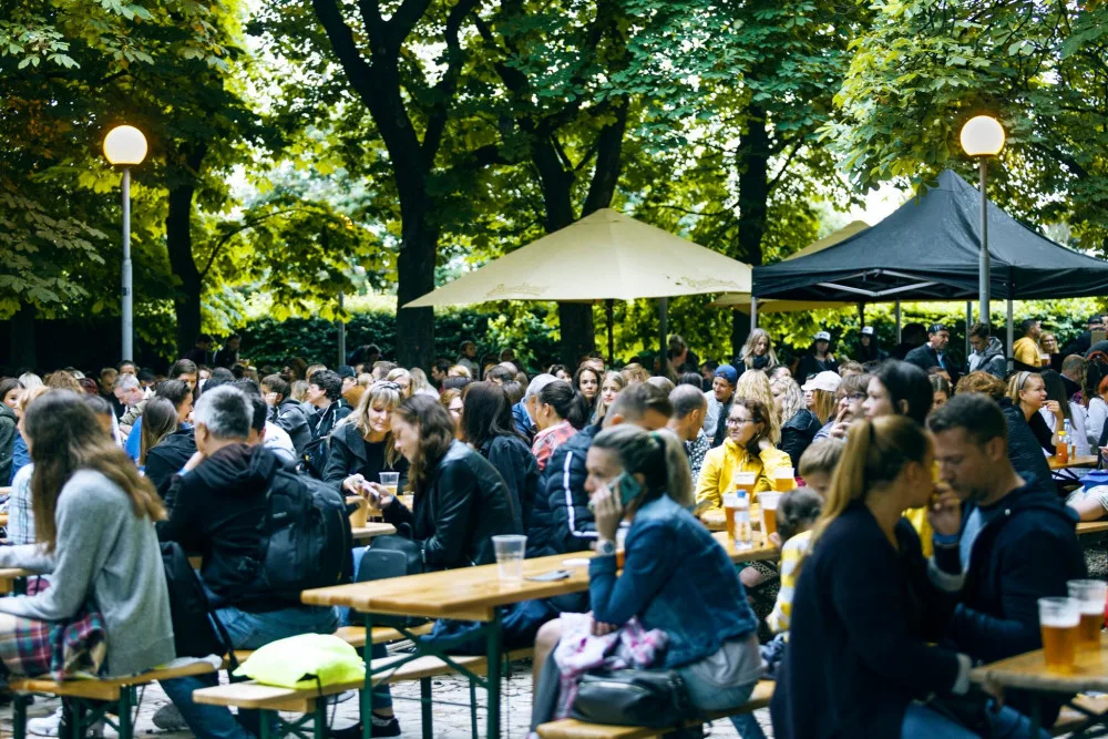 Publikum během koncertu v Riegrových sadech