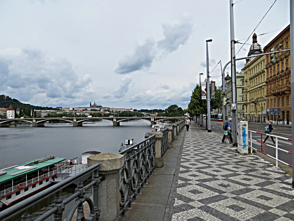 Další dopravní omezení. Řidiče čeká uzavírka části Rašínova nábřeží ve směru z centra.