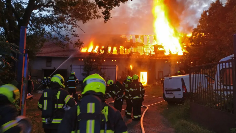 FOTO, VIDEO: Hasiči zasahovali u požáru staré truhlárny, při kterém se propadla střecha