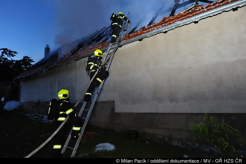FOTO, VIDEO: Hasiči zasahovali u požáru staré truhlárny, při kterém se propadla střecha