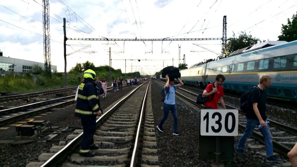 Páteční srážku vlaků v Běchovicích zřejmě zavinila lidská chyba.