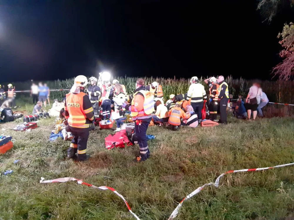 Mezi Prahou a Kolínem se srazily dva vlaky. Na místě je až 60 zraněných, pohřešuje se strojvůdce