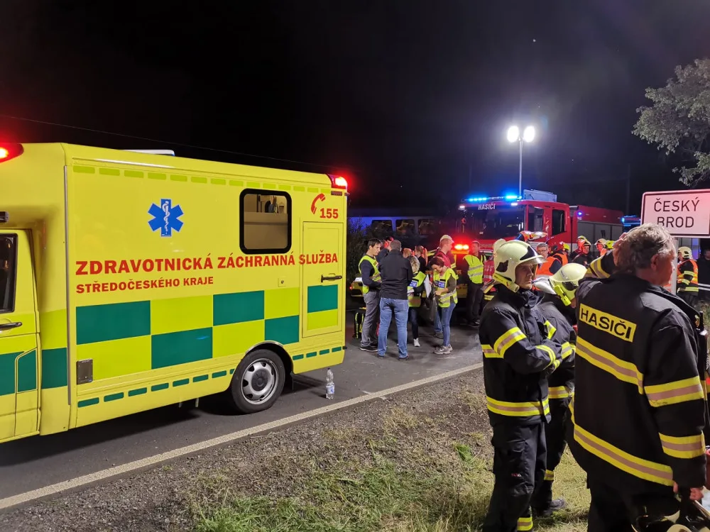 Mezi Prahou a Kolínem se srazily dva vlaky. Na místě je až 60 zraněných, pohřešuje se strojvůdce