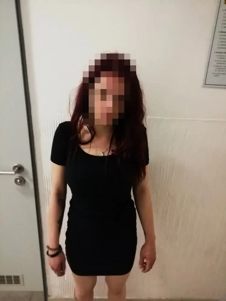 FOTO: Skupinka lidí kradla zboží v Dejvicích. Když je kolemjdoucí muž napomenul, zbili ho