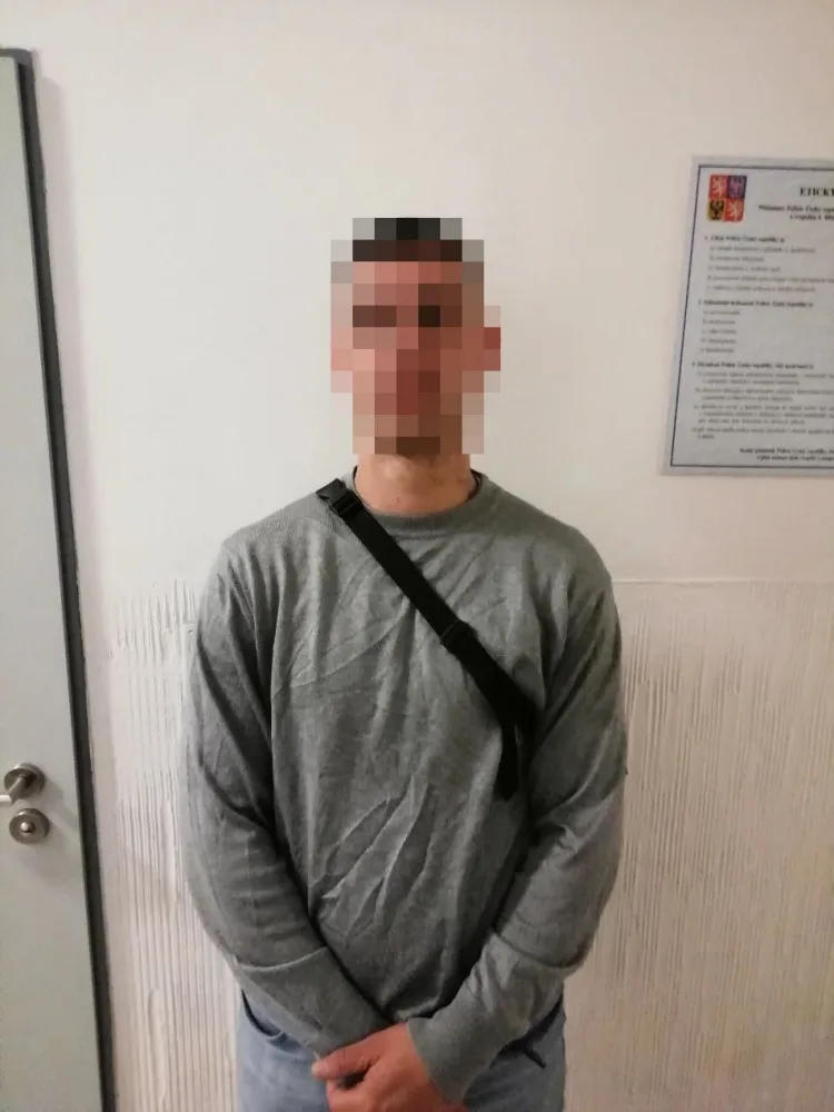 FOTO: Skupinka lidí kradla zboží v Dejvicích. Když je kolemjdoucí muž napomenul, zbili ho