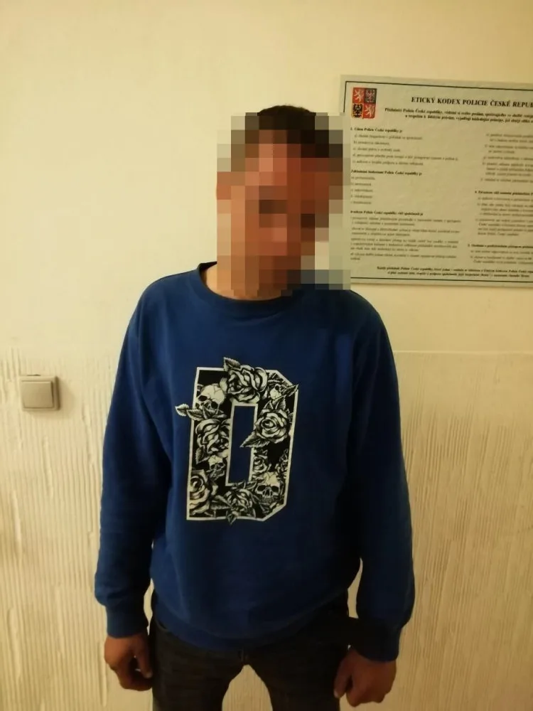 FOTO: Skupinka lidí kradla zboží v Dejvicích. Když je kolemjdoucí muž napomenul, zbili ho