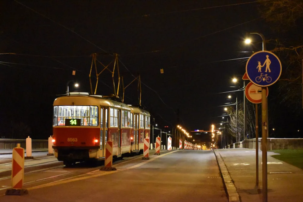 FOTO: Libeňský most čeká zatěžkávací zkouška. Přečtěte si informace o omezení dopravy