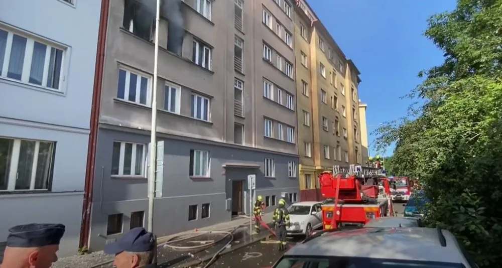 Obyvatelé domu ve Strojnické ulici v Holešovicích se po výbuchu dočkali podpory sousedů