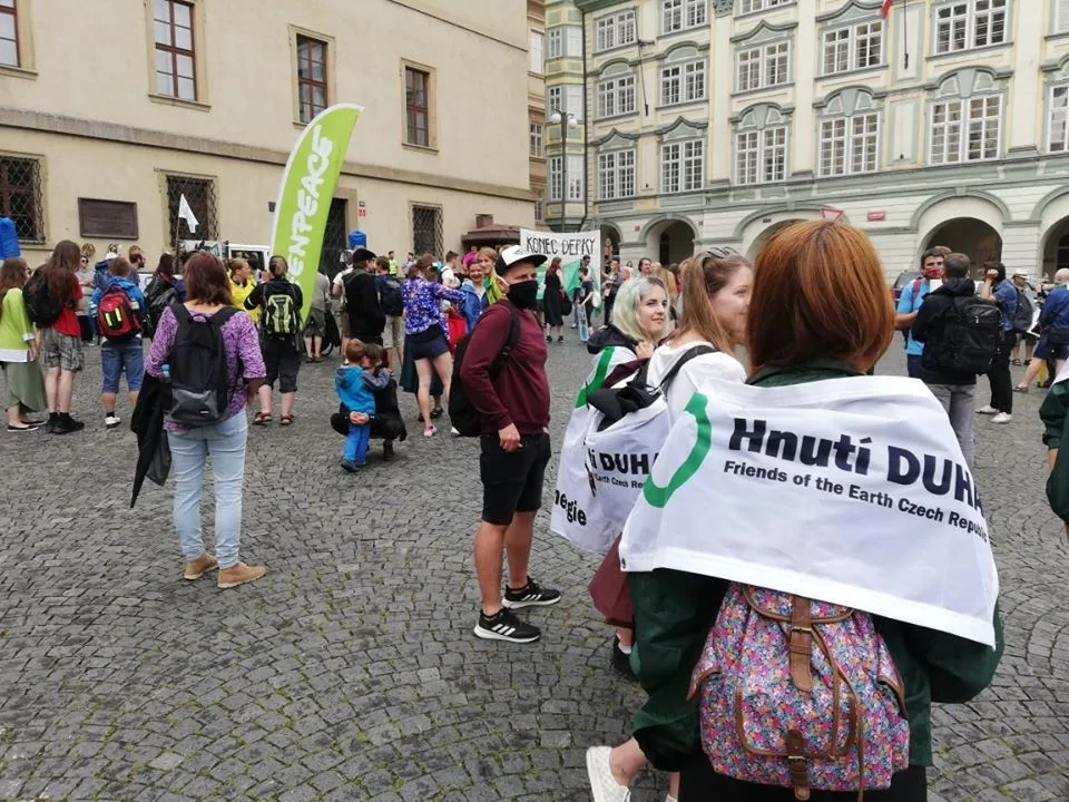 Na Malostranském náměstí se sešly stovky ekologických aktivistů.
