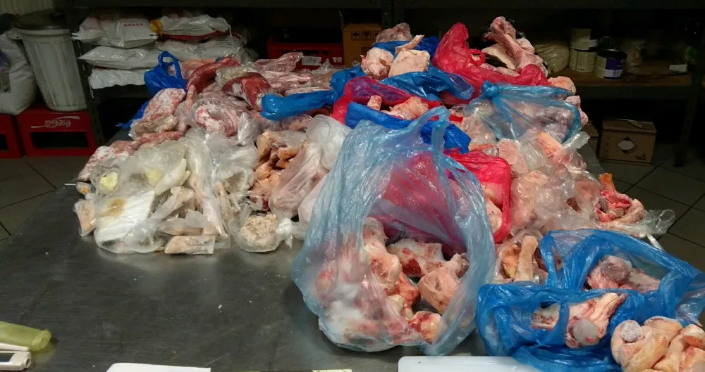 Zátah veterinářů v tržnici SAPA. Likvidaci neunikne přes 1300 křepelčích vajec.