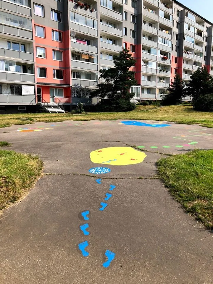 FOTO: Nové hry na chodnících v Praze 14 zabaví děti i dospělé. Podívejte se, jak vypadají