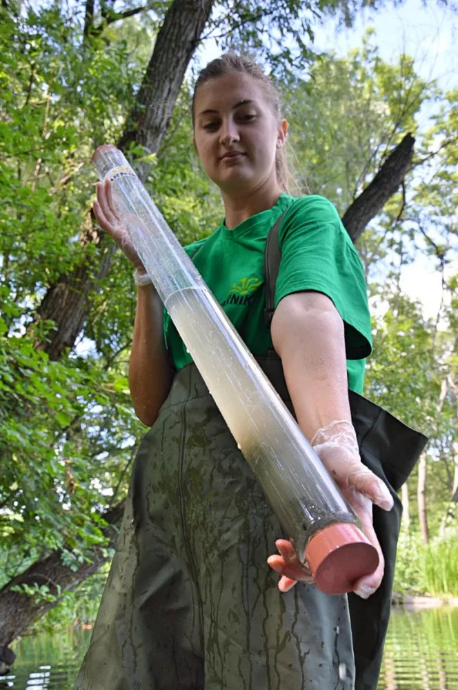 FOTO: Je voda v Praze znečištěná? Arnika provádí analýzu
