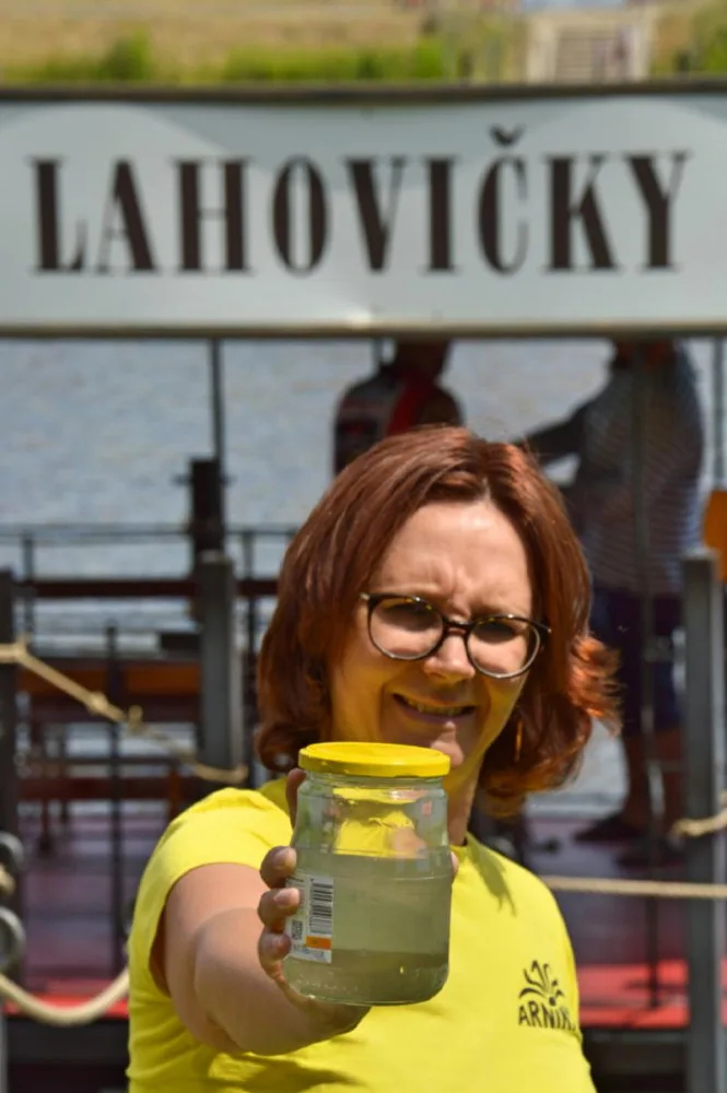 FOTO: Je voda v Praze znečištěná? Arnika provádí analýzu