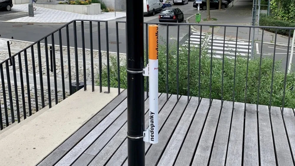 Popelník se vzhledem cigarety. Chceme vyvolat diskuzi, říká starosta Prahy 3
