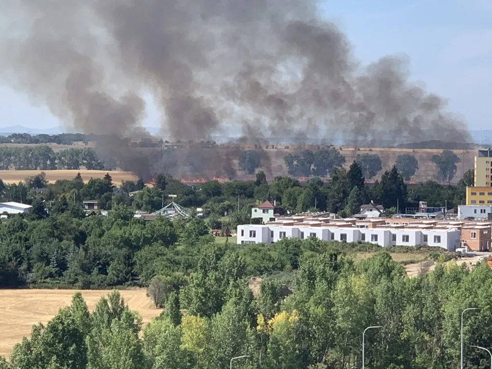 Hasiči likvidovali na okraji Prahy požár pole, jeden člověk byl zraněn