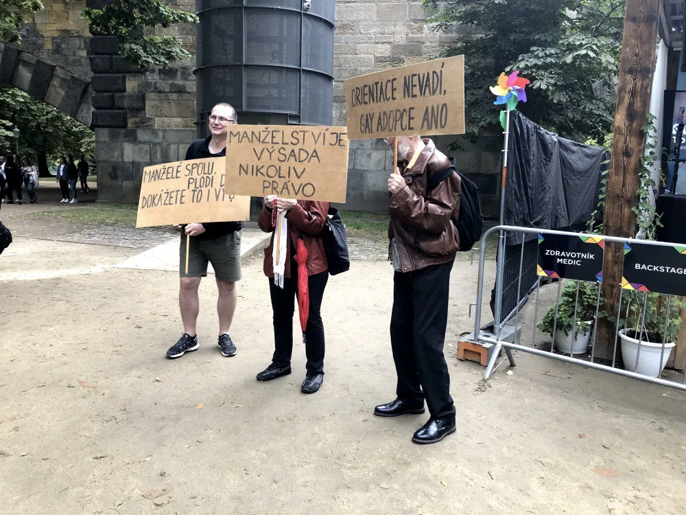 Proč orientace nevadí, ale gay adopce ano? Odpovídá protestující na Prague Pride