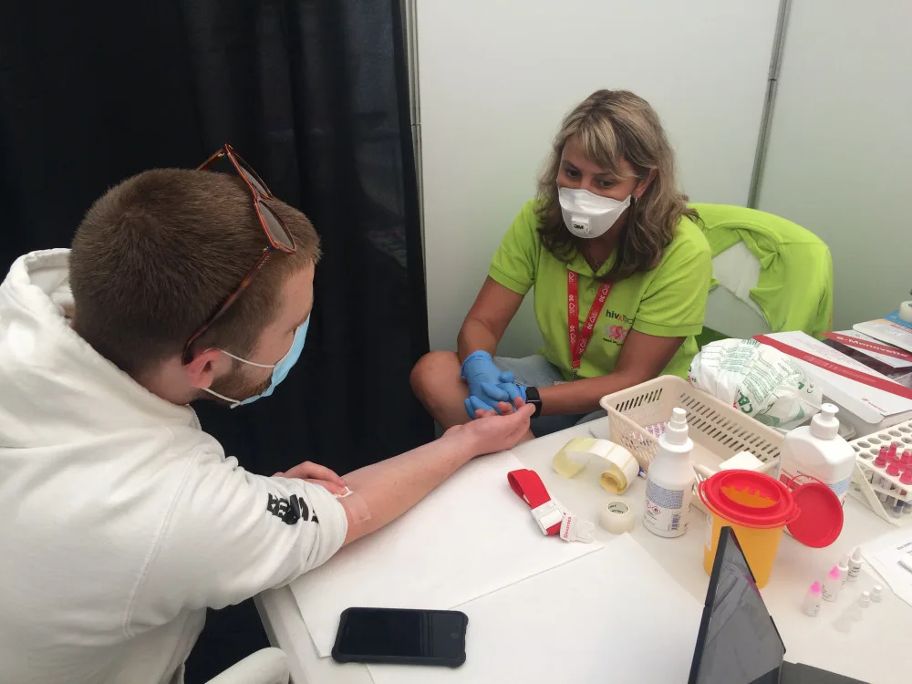 FOTO, VIDEO: Podívejte se, jak probíhá testování na HIV, syfilis nebo žloutenky typu B a C