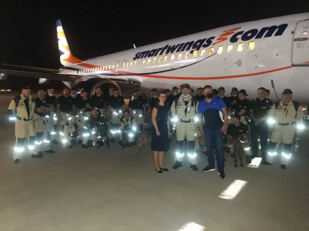 FOTO, VIDEO: Pražští hasiči dorazili do Bejrútu. Pomohou obyvatelům zničeného města