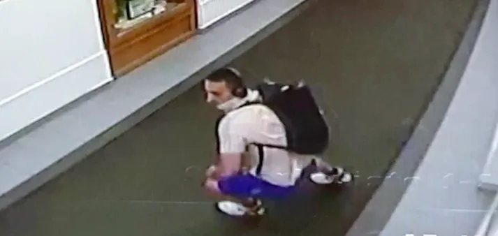 Muže při útěku zachytila kamera.