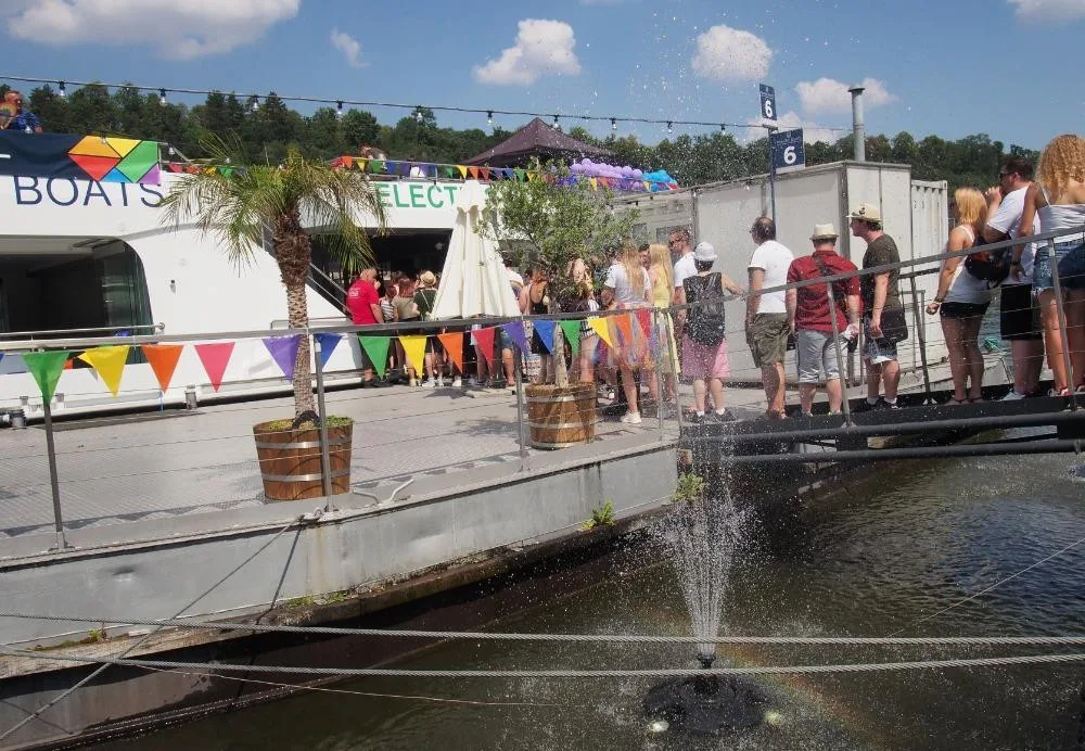 Lodě a piknik. Prahou proplula duhová plavba.