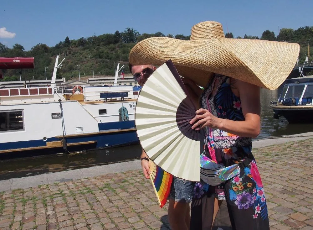 Lodě a piknik. Prahou proplula duhová plavba.