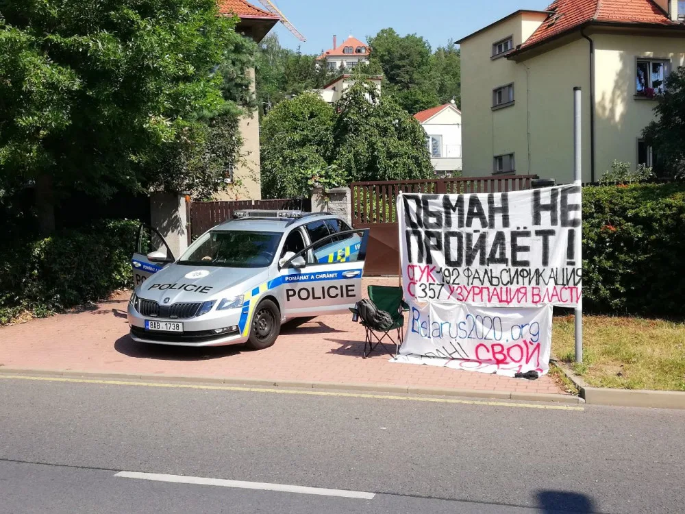 Hlasování provázel poklidný protest odpůrců prezidenta Alexandra Lukašenka, kteří naproti ambasádě vyvěsili transparent odsuzující možné falšování výsledků. Situaci před velvyslanectvím sledovala policie, žádné konflikty ale nenastaly.
