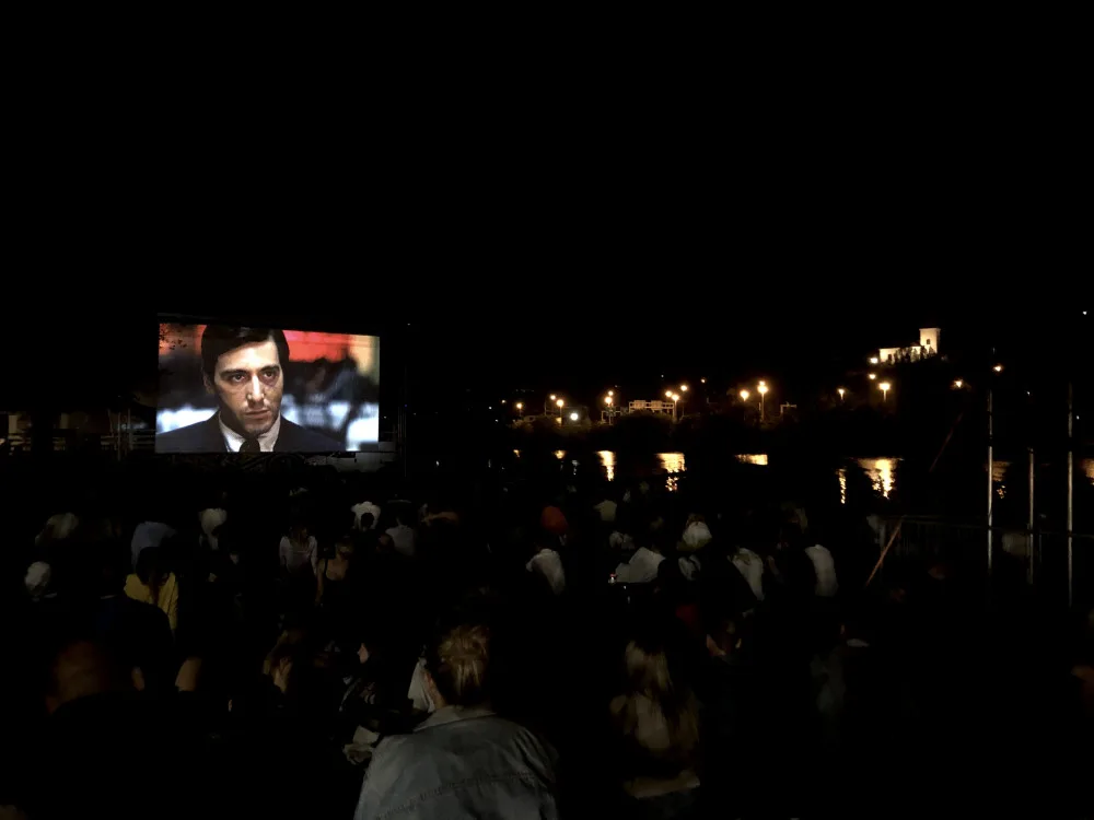 PRAŽSKÉ LETŇÁKY: Yellow Cinema. Kino a plážový volejbal