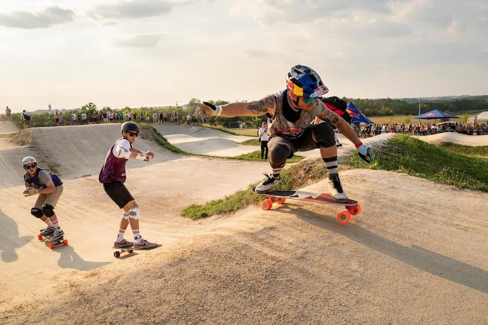 Longboardový závod Red Bull Feel the Wheel vyhrál snowboardcrossař Bruno Tatarko