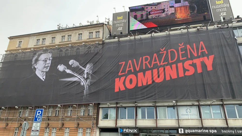 Velkoplošná reklama u Nuselského mostu je zpět. Tentokrát odkazuje na výročí popravy Milady Horákové.