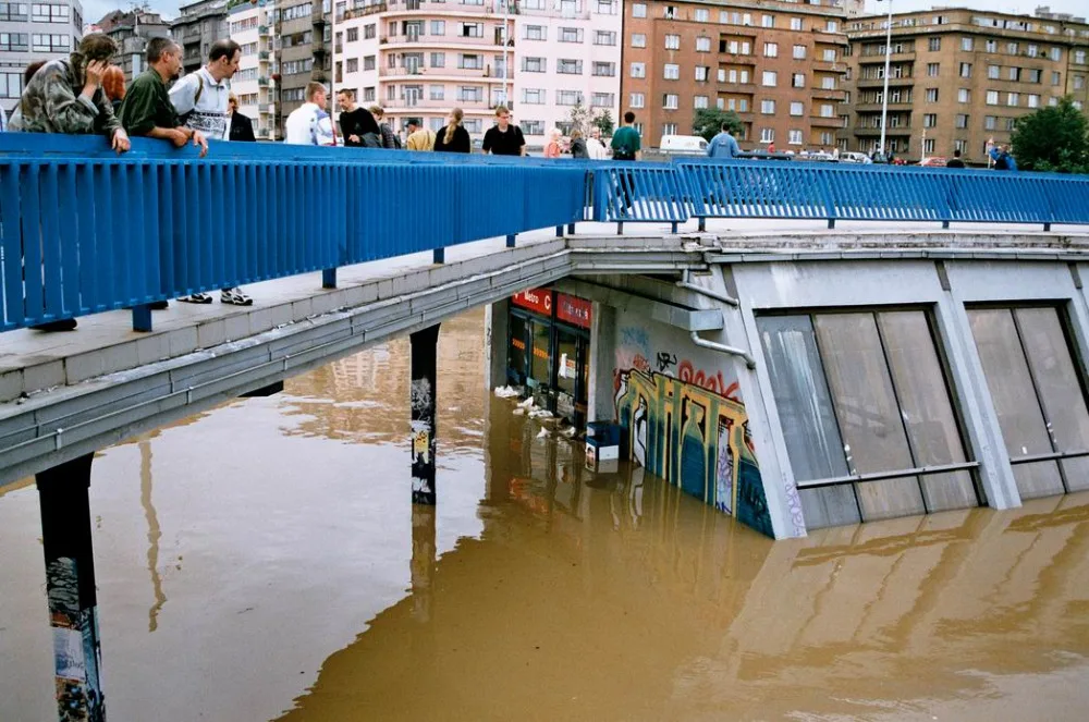 Chaos, miliardové škody i utopené soupravy. Takhle před osmnácti lety vypadalo pražské metro.