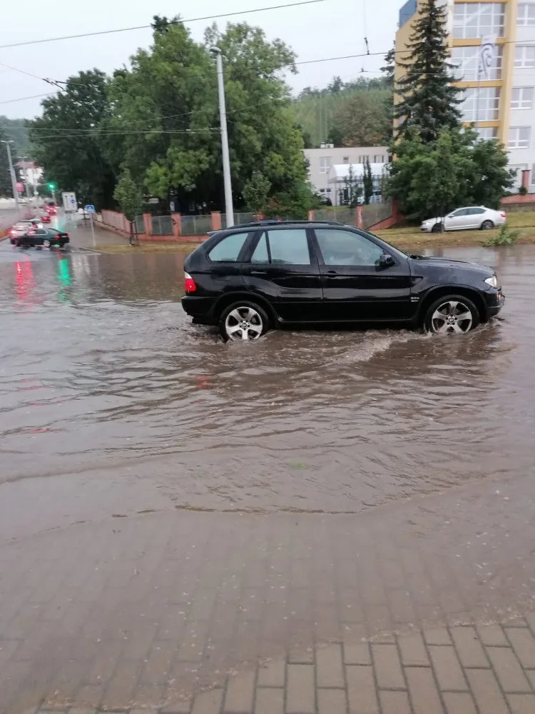 Bouřka v Praze narušila provoz vlaků i tramvají